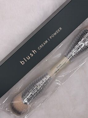 CIELE The Blush Brush, Cream and Powder Dual-Ended Makeup Brush - Silver/Beige